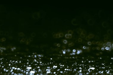 Koyu arka plan üzerinde beyaz bokeh Yüzükler 