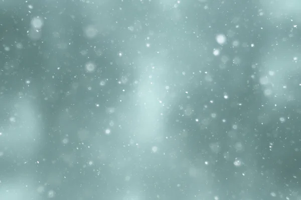 模糊的雪 冬天抽象背景 雪花在抽象模糊的发光的叶子背景 — 图库照片