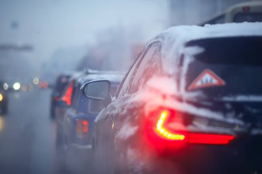 Şehir karayolu üzerinde kış Karayolu Trafik reçel şehir/kış havalarda araba, sis ve kar yolu araba görünümü