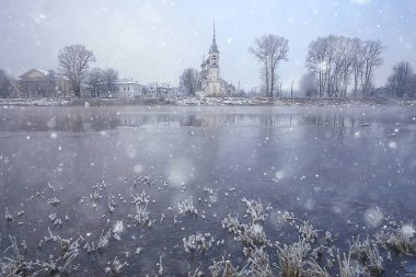 Rus köyünde kış/kış manzarası, Rusya 'da orman, eyalette karla kaplı ağaçlar