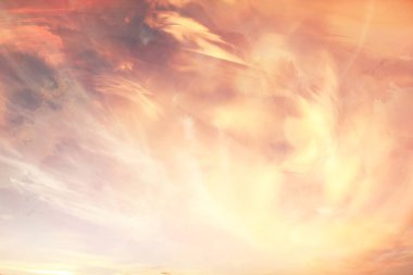 Şaşırtıcı kırmızı günbatımı ışınlarından