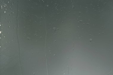 ıslak cam arka plan yoğunlaşır / soyut yağmur, şeffaf cam üzerine doku damlatır