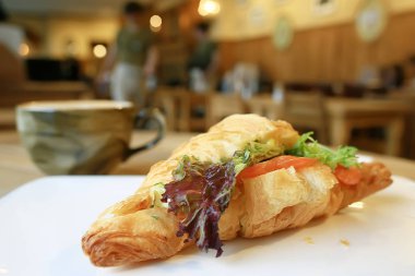 bir restoranda kahvaltı için somon ve salata ile bir Fransız Kafe/kruvasandan kahvaltı