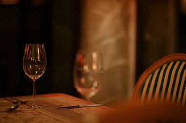 Tablo ayarı restoran/çatal bir kafede bir masada, güzel gıda kavramı, Avrupa tarzı
