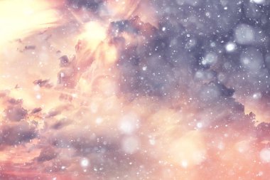 Şaşırtıcı kırmızı günbatımı ışınlarından