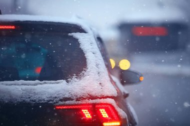 Şehir karayolu üzerinde kış Karayolu Trafik reçel şehir/kış havalarda araba, sis ve kar yolu araba görünümü