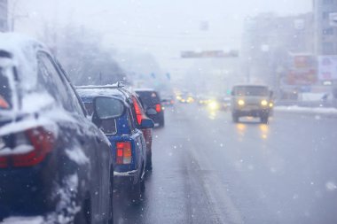 Şehir karayolu üzerinde kış Karayolu Trafik reçel şehir/kış havalarda araba, sis ve kar yolu araba görünümü