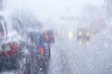 Şehir karayolu üzerinde kış Karayolu Trafik reçel şehir/kış havalarda araba, sis ve kar yolu araba görünümü