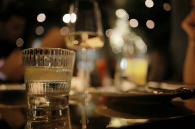 Romantik akşam yemeği sofra