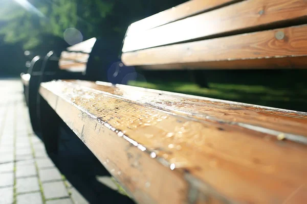 秋の公園のベンチの風景 美しい庭のベンチ 休息の概念 秋の公園で誰も 風景の背景 — ストック写真