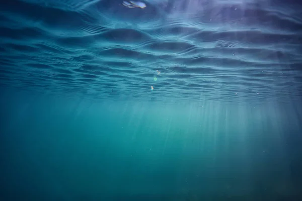 Oceano Acqua Blu Sfondo Sott Acqua Raggi Sole Astratto Blu — Foto Stock