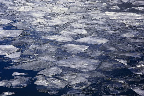 春天冰漂泊在河上 背景纹理漂浮的冰 3月在河上 — 图库照片