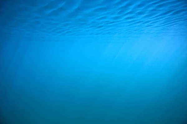 Океанська Вода Синій Фон Підводні Промені Сонце Абстрактний Синій Фон — стокове фото