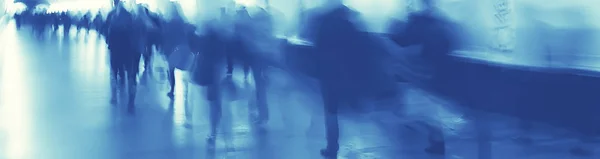 模糊的背景行走的人人群腿 灰色背景运动交通抽象的人人群 概念城市 — 图库照片