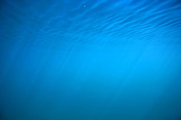 Ocean Vatten Blå Bakgrund Undervattens Strålar Sön Abstrakt Blå Bakgrund — Stockfoto