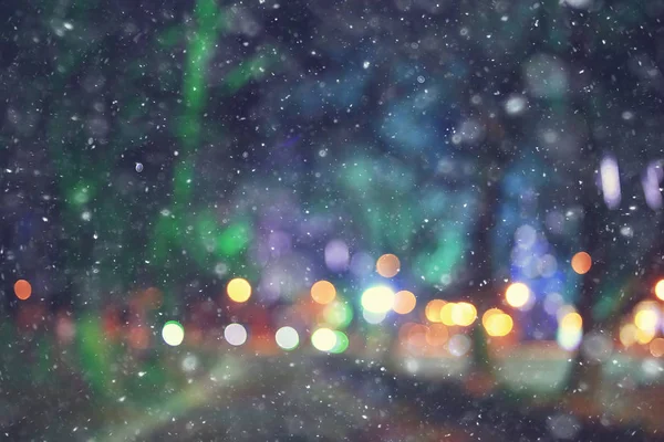 Éjszakai Város Télen Vidéken Januárban Díszített Fények Fák Városi Parkban — Stock Fotó