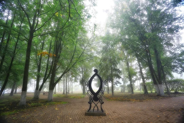 Zomer Parkstad Mist Mooie Stad Landschap — Stockfoto