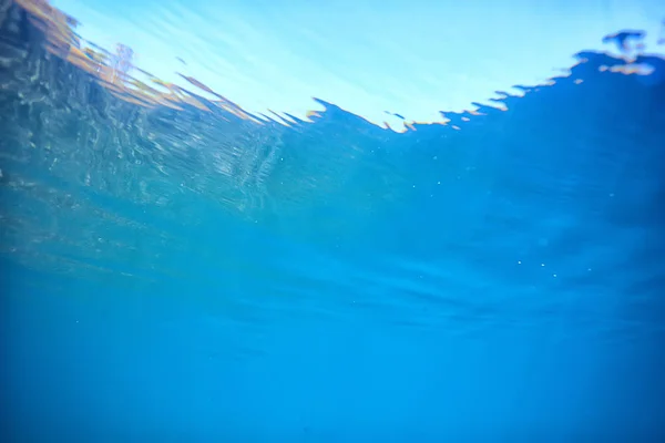 Oceano Acqua Blu Sfondo Sott Acqua Raggi Sole Astratto Blu — Foto Stock