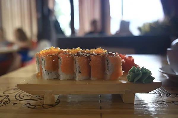 Japanse Keuken Philadelphia Rolls Met Zalm Tafel Setting Een Traditioneel — Stockfoto