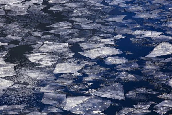 Pramenitá Ledová Závěj Povrchu Řeky Pozadí Plovoucí Ledem Březen Řece — Stock fotografie