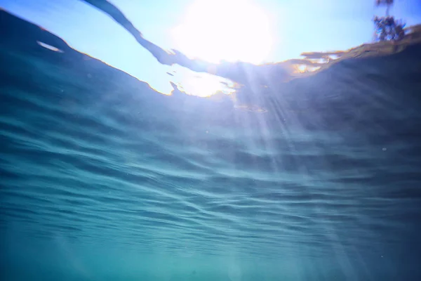 Air Laut Biru Latar Belakang Bawah Air Sinar Matahari Abstrak — Stok Foto