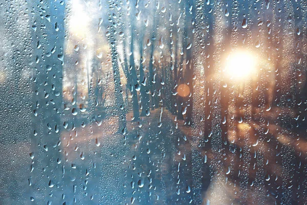 背景濡れたガラスは 公園の秋 濡れた窓から秋の公園の風景の眺め 秋の日の雨の天気の概念 — ストック写真