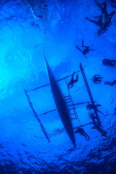 Gente Del Barco Bucea Bajo Agua Vista Abstracta Paisaje Submarino — Foto de Stock
