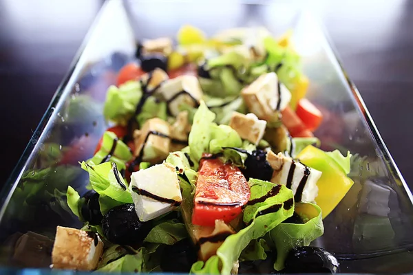 希腊沙拉 地中海美食 新鲜沙拉在盘子里 健康食品 饮食蔬菜 — 图库照片