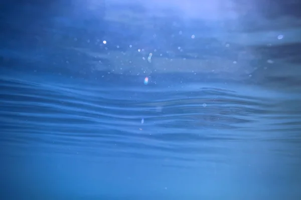 Oceaanwater Blauwe Achtergrond Onderwaterstralen Zon Abstracte Blauwe Achtergrond Natuurwater — Stockfoto