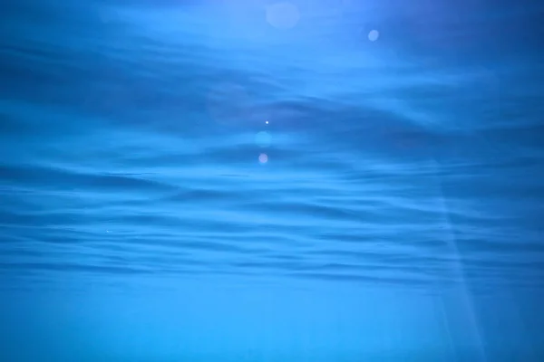 Océano Agua Azul Fondo Bajo Agua Rayos Sol Abstracto Azul — Foto de Stock