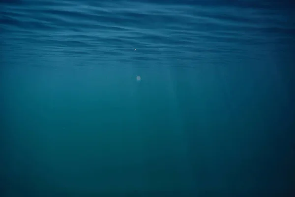Oceánská Voda Modrá Pozadí Podvodní Paprsky Slunce Abstraktní Modrá Pozadí — Stock fotografie
