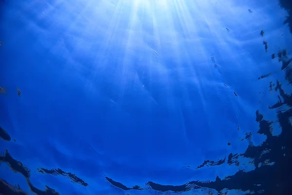 Νερό Ωκεανού Μπλε Φόντο Υποβρύχιες Ακτίνες Ήλιου Αφηρημένο Μπλε Φόντο — Φωτογραφία Αρχείου