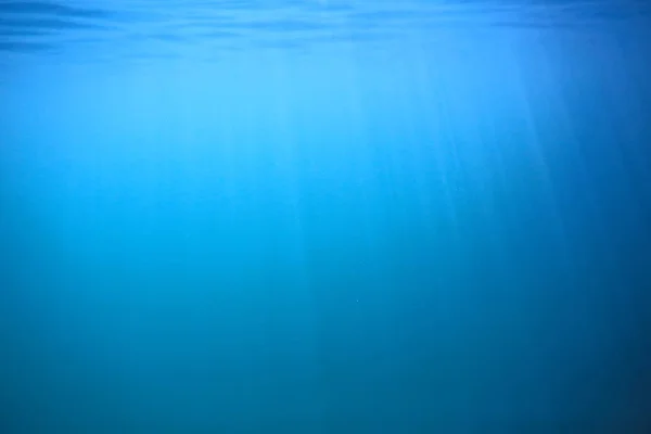 海水蓝色背景水下射线太阳 抽象蓝色背景自然水 — 图库照片