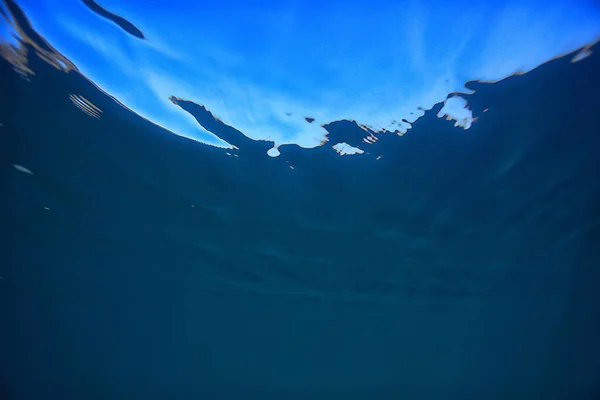 Oceano Água Azul Fundo Debaixo Água Raios Sol Abstrato Azul — Fotografia de Stock