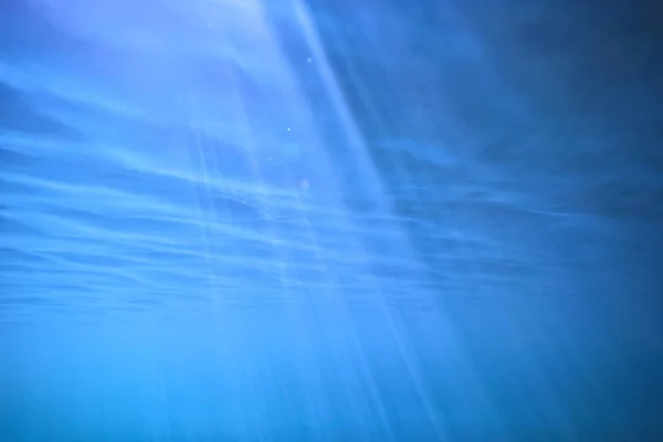 Océan Eau Bleu Fond Sous Marin Rayons Soleil Abstrait Bleu — Photo
