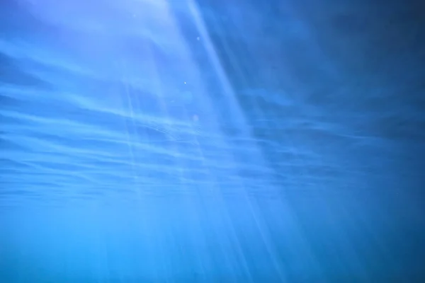 Oceaanwater Blauwe Achtergrond Onderwaterstralen Zon Abstracte Blauwe Achtergrond Natuurwater — Stockfoto