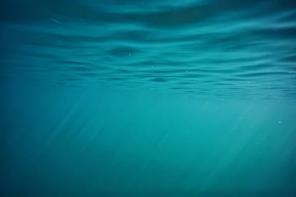 Oceano Água Azul Fundo Debaixo Água Raios Sol Abstrato Azul — Fotografia de Stock