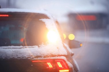 Şehir karayolu üzerinde kış Karayolu Trafik reçel şehir/kış havalarda araba, sis ve kar yolu araba görünümü