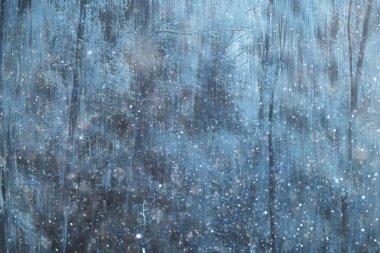 Orman kar bulanık arka plan/kış manzara kar kaplı orman, ağaçlar ve dalları kış havalarda