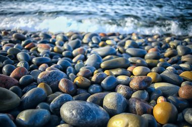 renkli taşlar yuvarlak deniz/doku ıslak yuvarlak taşlar, ıslak çok renkli yaz arka plan