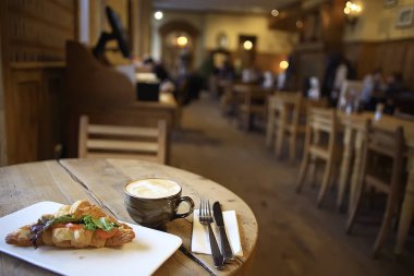 bir restoranda kahvaltı için somon ve salata ile bir Fransız Kafe/kruvasandan kahvaltı