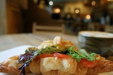 bir restoranda kahvaltı için somon ve salata ile bir Fransız Kafe/kruvasandan kahvaltı