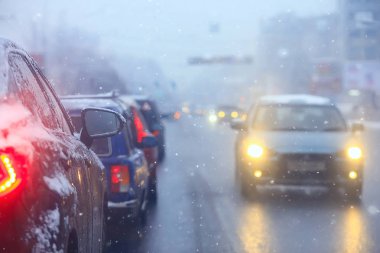 Şehir karayolu üzerinde kış Karayolu Trafik reçel şehir/kış havalarda araba, sis ve kar yolu araba görünümü