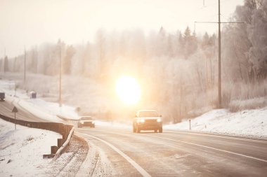 Şehir karayolu üzerinde kış Karayolu Trafik reçel şehir/kış havalarda araba, sis ve kar yolu araba görünümü