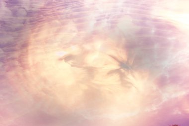 Güneş/günbatımı manzara arka plan ile gökyüzünde soyut arka plan bulutlar, suluboya ışık yumuşak arka plan