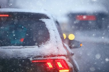 Şehir karayolu üzerinde kış Karayolu Trafik reçel şehir/kış havalarda araba, sis ve kar yolu araba görünümü