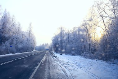 Şehir karayolu üzerinde kış Karayolu Trafik reçel şehir/kış havalarda araba, sis ve kar yolu araba görünümü