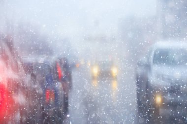 Şehir karayolu üzerinde kış Karayolu Trafik reçel şehir/kış havalarda araba, sis ve kar yolu araba görünümü