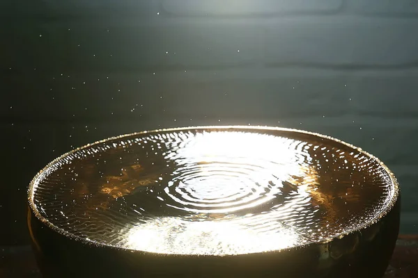 金色のボウルの中の澄んだ水 黄色い鉄のボールの澄んだ水 — ストック写真