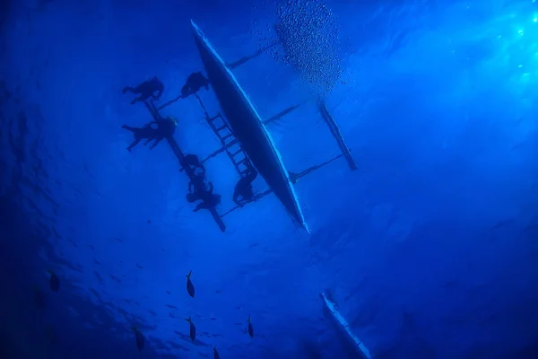 Люди Погружаются Воду Абстрактный Вид Подводный Пейзаж Лодка Сноркелинг — стоковое фото